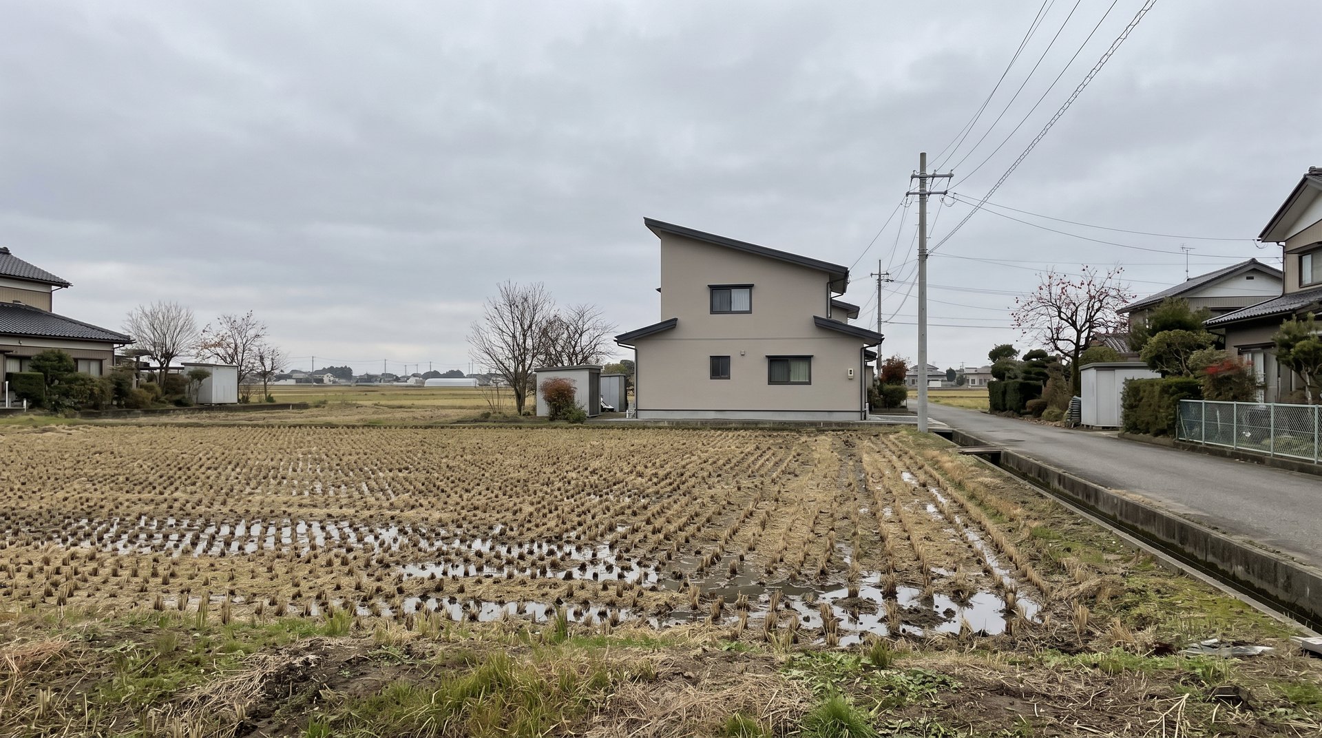 稲刈りの終わった田んぼの向こうに見える、落ち着いた色に塗り替えた家（イメージ）